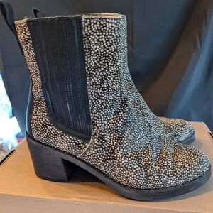 Ugg Women's 7.5 Leopard Print Stylish Black and Ivory Ankle Boots